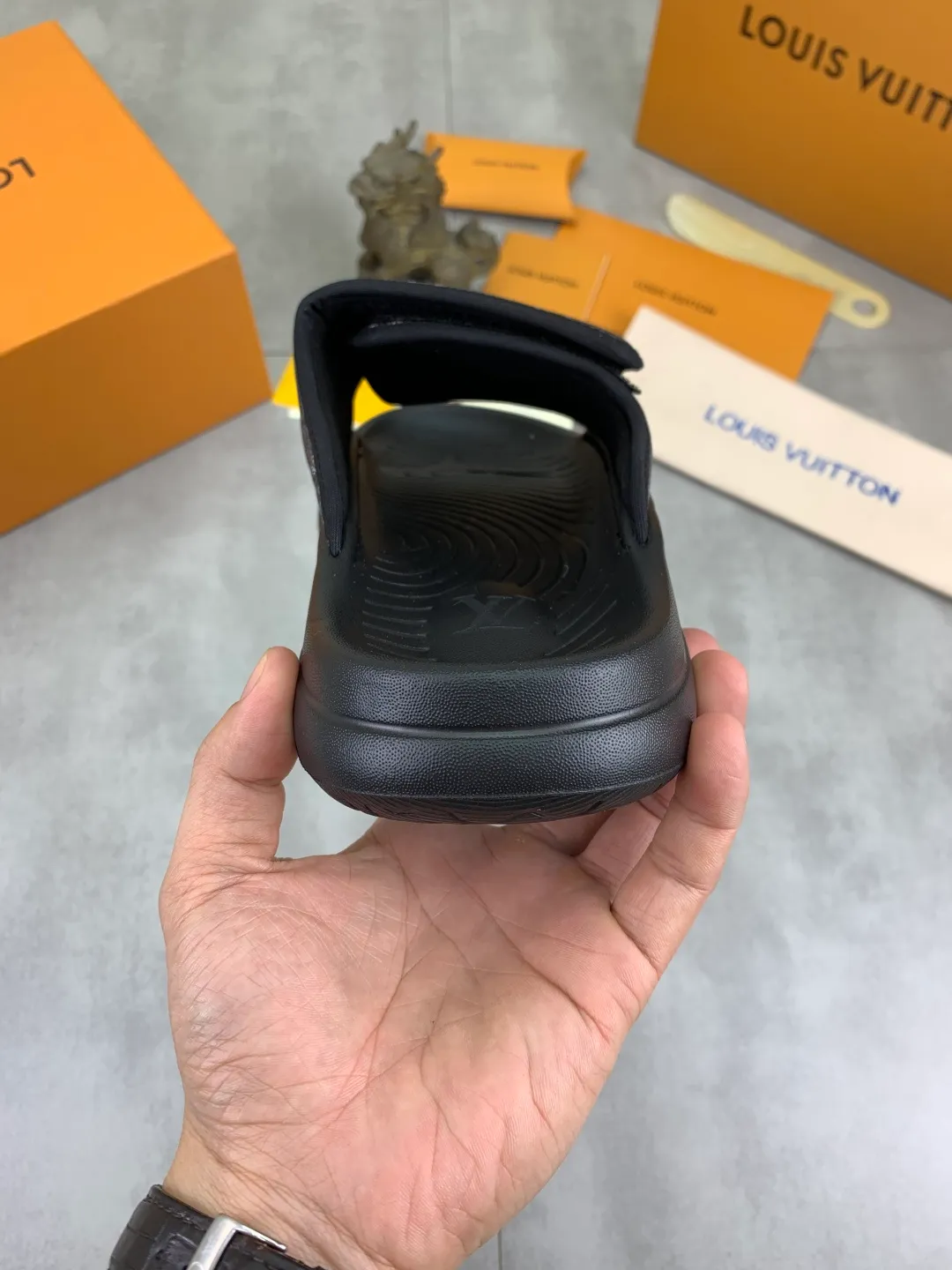 Men's shoes 💰P320💰【New style】🆘 Original quality 【LOUIS VUITTON】The popular Louis Vuitton LV men's slippers on the official website are on sale simultaneously! Original fabric imported from Italy. Original bottom provided by the original factory. Number of yards: 38-44 (customized to 45). Multiple colors to choose from. Fully packaged drawer box.